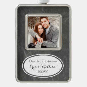 Chalkboard Rustic First Christmas Couple Ornament Rahmen-Ornament Silber
