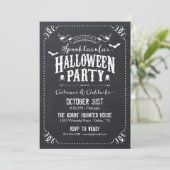 Chalkboard Rustikales Spooktacular Halloween-Party Einladung (Stehend Vorderseite)