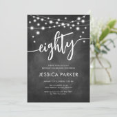 Chalkboard Schwarz-weiß 80. Geburtstagsparty Einladung (Stehend Vorderseite)