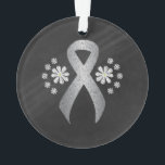 Chalkboard Silver Awareness Ribbon Ornament<br><div class="desc">Silberband mit weißen Blume in einem Kalkboard-Design. Das silberne Band wird mit dem Bewusstsein älterer Missbrauchsfälle im Mai,  der Dyslexie-Bewusstsein im Oktober,  dem Mit Behinderung Kinderbewusstsein und der Enzephalitis-Sensibilisierung in Verbindung gebracht.</div>