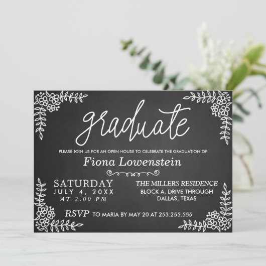 Chalkboard-Skript | Floral | Open House Abschluss Einladung (Stehend Vorderseite)
