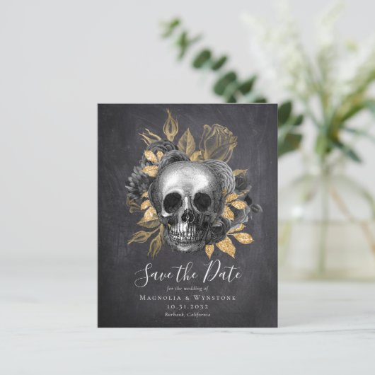 Chalkboard Skull Gold Halloween Save the Date (Stehend Vorderseite)
