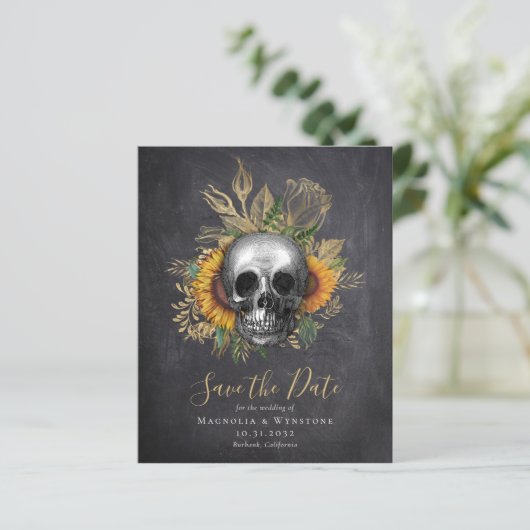 Chalkboard Skull Gothic Halloween Save the Date (Stehend Vorderseite)