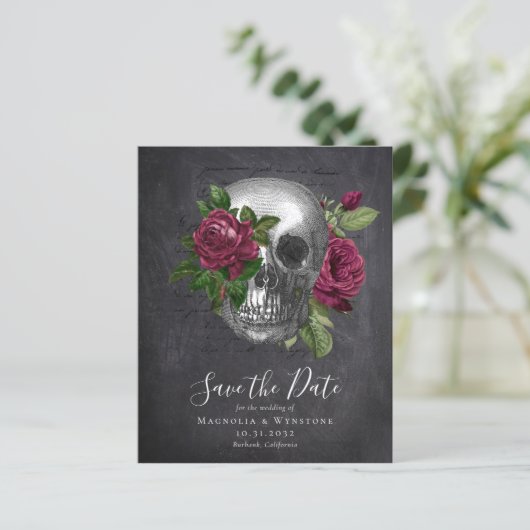Chalkboard Skull Gothic Halloween Save the Date (Stehend Vorderseite)
