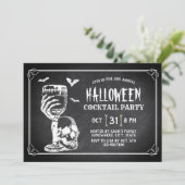 Chalkboard Skull Halloween Cocktail Party Einladung (Stehend Vorderseite)