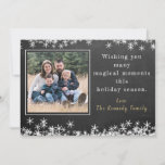 Chalkboard Snowflake Familienjubiläum Weihnachten<br><div class="desc">Senden Sie diese rustikale Chalkboard und Schneeflocke Design Weihnachtsgrüßkarte,  um Ihrer Familie und Freunden eine magische Saison der Festlichkeit zu wünschen. Personalisieren Sie mit Ihrem Foto und Ihrer Botschaft. Foto des Meldebogens: Foto von Kaitlyn Horton über Unsplash</div>