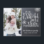 Chalkboard Snowflake Frohe Weihnachten Foto Postkarte<br><div class="desc">Eine schöne typografische Foto Postkarte mit einem familiären Foto. "Es ist die schönste Zeit des Jahres" erscheint in weißer handgeschriebener Typografie auf einem kohlegrauen Kalkboard-Hintergrund mit weißen Schneeflocken. Passen Sie die Karte mit Ihrem persönlichen Gruß,  Familiennamen und individuellen Namen an.</div>