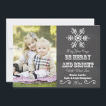 Chalkboard Snowflake Holiday Foto Card Feiertagskarte<br><div class="desc">Fügen Sie Ihr Lieblings-Foto zu diesen Chalkboard-Urlaubskarten mit einer Tafel und Schneeflocke-Design mit den Worten May Your Days Be Merry and Bright. Auf der Rückseite des Winters oder Weihnachts-Themenkarte ist ein rotes und weißes Schneeflockenmuster zu sehen. Kunstwerk © Chrissy H. Studios,  LLC. Alle Rechte vorbehalten.</div>
