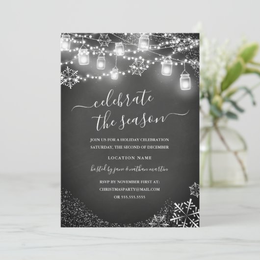 Chalkboard Snowflake String Lichter Red Christmas Einladung (Stehend Vorderseite)
