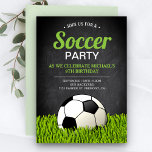 Chalkboard Sports Kids Fußball Geburtstagsparty Einladung<br><div class="desc">Erleben Sie die coole Fußball-Geburtstagsparty mit einem Fußball auf einem Rasen mit moderner Typografie vor einem Kalkboard-Hintergrund. Fügen Sie einfach Ihre Veranstaltungsdetails zu dieser einfach zu bedienenden Vorlage hinzu, um sie zu einer einmaligen Einladung zu machen. Dreh die Karte auf, um eine schöne grüne Grasstruktur auf der Kartenrückseite zu zeigen....</div>