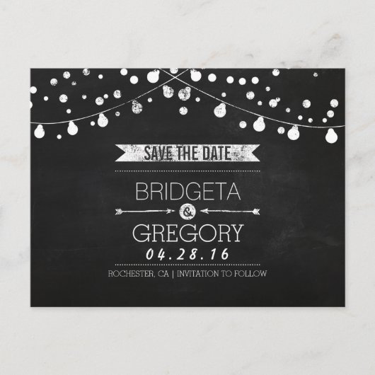 Chalkboard String Lights rustikal Save the Date Ankündigungspostkarte (Vorderseite)