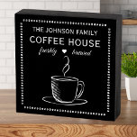 Chalkboard Style Coffee House Holzkisten Schild<br><div class="desc">Rufen Sie alle Kaffeeliebhaber an! Fügen Sie Ihrer Zuhause eine Touch Charme hinzu,  indem Sie auf dem Schild der Holzkiste aus schwarz-weißem Kaffeehaus eine Holzkiste sehen. Dieses beeindruckende Stück im klassischen Chalkboard-Stil eignet sich ideal für Küchen,  Kaffeebars oder gemütliche Ecken,  in denen Sie Ihre Lieblingsbraue genießen.</div>