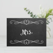 Chalkboard Style "Mrs." Hochzeitsstuhlunterschrift Einladung (Stehend Vorderseite)