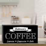 Chalkboard Style Signatur Coffee Shop Holzkisten Schild<br><div class="desc">Mit der Einführung meines auffälligen Chalkboard-Stil Holzkastenschilds,  eine charmante Nachbildung eines Vintagen Kaffeehaus Zeichen,  das personalisiert sein kann,  um es einzigartig zu machen! Es ist auch ein durchdachtes und unvergessliches Geschenk für jeden Kaffeefans und bringt den Charme eines gemütlichen Coffee Shops direkt in Ihre Zuhause oder Bürofläche.</div>
