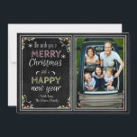 Chalkboard Style Wir wünschen Ihnen frohe Weihnach<br><div class="desc">Niedliche Weihnachtskarte im Chalkboard-Stil mit Typografie,  Schneeflocken,  Weihnachts-Blume und Kranz. Zeigen Sie Ihre schönen Bilder in der niedlichen Kreide gezeichnet Rand.</div>