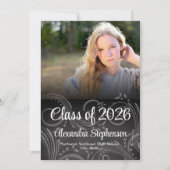 Chalkboard Swirl Class of 2025 Foto Abschluss Einladung (Vorderseite)