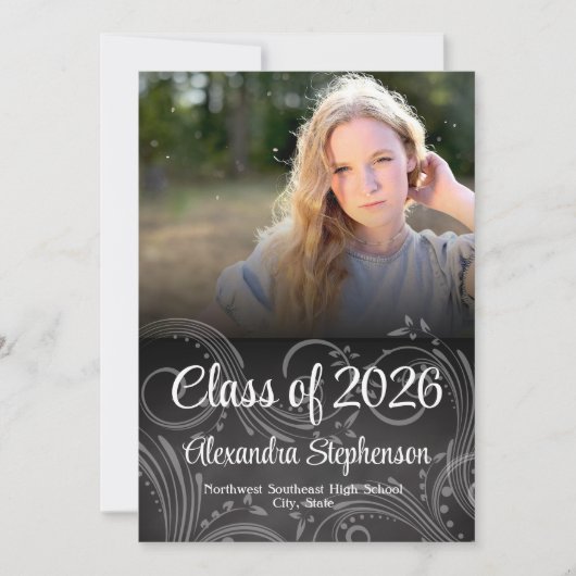 Chalkboard Swirl Class of 2025 Foto Abschluss Einladung (Vorderseite)