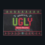 Chalkboard Ugly Christmas Sweater Nordic Strick Fu Fußmatte<br><div class="desc">"Willkommen zu unserem hässlichen Weihnachten im Pullover." Dekorieren Sie Ihren Eintritt in "style" mit dieser einzigartigen, lustigen personalisierten Namens-Begrüßungsmatte! Nordischer Strick Messe-Inselmuster von Knorpelbäumen, Rentieren, Ziergegenständen, zusammen mit spielerischer "Pullover" Typografie in Rot, Grün und Aqua Blau, überlagern einen Kalkbrett Hintergrund. Fügen Sie Ihren Familiennamen oder eine andere Kopie hinzu. Passende...</div>