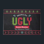 Chalkboard Ugly Christmas Sweater Nordic Strick Fu Fußmatte<br><div class="desc">"Willkommen zu unserem hässlichen Weihnachten im Pullover." Dekorieren Sie Ihren Eintritt in "style" mit dieser einzigartigen, lustigen personalisierten Namens-Begrüßungsmatte! Nordischer Strick Messe-Inselmuster von Knorpelbäumen, Rentieren, Ziergegenständen, zusammen mit spielerischer "Pullover" Typografie in Rot, Grün und Aqua Blau, überlagern einen Kalkbrett Hintergrund. Fügen Sie Ihren Familiennamen oder eine andere Kopie hinzu. Passende...</div>