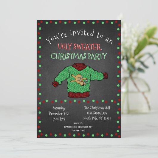 Chalkboard Ugly Sweater Christmas Party Einladung (Stehend Vorderseite)