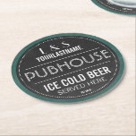Chalkboard Unterschrift Personalisiertes Paar Runder Pappuntersetzer<br><div class="desc">Grüner Chalkboard-Hintergrund und schwarze Tafelschild-Grafik mit individuellem Text für das glückliche Paar. Personalisieren Sie die Initialen und den Nachnamen und das feststehende Datum für eine einzigartige Hochzeit oder Jubiläumsgeschenk.</div>