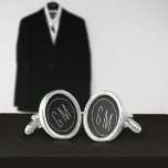 Chalkboard Wedding Party Mit Monogramm Cufflinks Manschettenknöpfe<br><div class="desc">Suchen Sie ein schlichtes und stilvolles Dankeschön für Ihre Trauzeugen, aber dennoch gewollt, das Chalkboard-Hochzeitstil einzubeziehen? Vielleicht haben Sie die Cufflinks gefunden, die Sie gesucht haben. Sie haben einen Imitat-Chalkboard-Hintergrund (nicht echte Chalkboard - es ist gedruckt) und einen Kreideeffekt verwitterten Kreis, der die Initialen des Trauzeugen enthält. Diese können auch...</div>