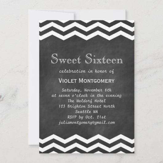 Chalkboard & White Chevrons Sweet 16 Einladung (Vorderseite)