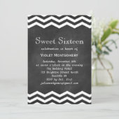 Chalkboard & White Chevrons Sweet 16 Einladung (Stehend Vorderseite)