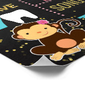 Chalkboard-Zeichen von Monkey Girl zum ersten Gebu Poster (Ecke)