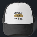 Challah bei Ya Girl Truckerkappe<br><div class="desc">Verfügt über "Challah at Ya Girl" und macht ein perfektes Hanukka oder Bat mitzvah Geschenk!</div>