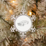 Challenger Muscle Car Schneeflocken Zinn-Ornament<br><div class="desc">Eine Schwarz-Weiß Stift-Abbildung eines Vintagen Dodge Challenger Muskelwagen. Kennst du jemanden, der eine Mopar-Muskelkarosse ist? Nun, eine großartige Geschenkidee für das Dodge Challenger Automobil-Enthusiast in dieser Ferienzeit wäre ein klassisches Dodge Challenger zeichnend Schneeflocken Weihnachtsschmuck. Zeigen Sie Ihre Liebe dieser alten Moparmuskelwagen direkt vor Ihrem Weihnachtsbaum mit einem Retro-Stil Dodge Challenger...</div>