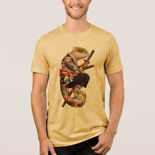 Chamäleon-Samurai – Tätowierter Krieger mit Katana Tri-Blend Shirt