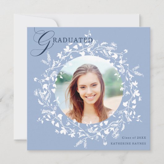 Chambray Blue White Wildblume Wreath Abschluss Ankündigung (Vorderseite)