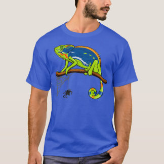 Chameleon auf Zweig wechselt Farbe durch Spinne in T-Shirt