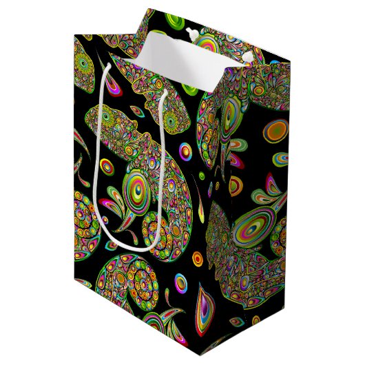 Chameleon Psychedelic Fantasy Mittlere Geschenktüte (Vorderseite Schrägansicht)