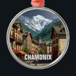 Chamonix France Mont Blanc Ornament Aus Metall<br><div class="desc">Chamonix liegt am Fuße des Mont Blanc in den französischen Alpen und ist eine der legendärsten Bergstädte der Welt. Oft einfach als "Cham" bezeichnet, erlangte es globalen Ruhm als Standort der ersten Winter Olympia im Jahr 1924 und bleibt ein Mekka für Skifahren, Bergsteigen und alpines Abenteuer. Die Stadt liegt in...</div>