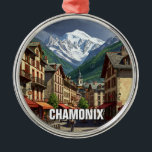 Chamonix France Mont Blanc Ornament Aus Metall<br><div class="desc">Chamonix liegt am Fuße des Mont Blanc in den französischen Alpen und ist eine der legendärsten Bergstädte der Welt. Oft einfach als "Cham" bezeichnet, erlangte es globalen Ruhm als Standort der ersten Winter Olympia im Jahr 1924 und bleibt ein Mekka für Skifahren, Bergsteigen und alpines Abenteuer. Die Stadt liegt in...</div>