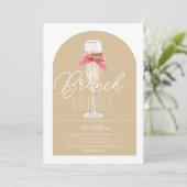 Champagne Boho Arch Brunch & Bubbly Brautparty Einladung (Stehend Vorderseite)