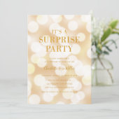 Champagne Bokeh Geburtstag ist ein überraschendes  Einladung (Stehend Vorderseite)