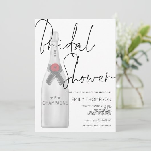 Champagne Bottle Stilvolles Script-Brautparty Einladung (Stehend Vorderseite)