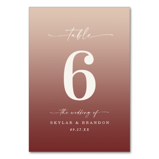 Champagne & Cinnamon Red Ombre Mit Monogramm Hochz Tischnummer (Vorderseite)