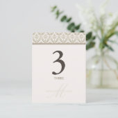 Champagne Damask Monogram Tischnummer Card (Stehend Vorderseite)