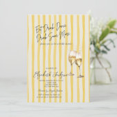 Champagne Glass Yellow Stripes Bridal Shower Einladung (Stehend Vorderseite)