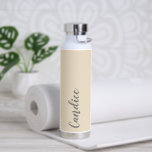 Champagne Personalisiert Wedding Bridesmaid Trinkflasche<br><div class="desc">Gönnen Sie Ihrer Hochzeitsjury oder Ihrer Trauzeugin diese trendige, vakuumgetränkte Wasserflasche, die ihren Namen in grauer, stilisierter Schrift auf einem Champagnerfarbenhintergrund trägt, der zu Ihrem Hochzeitsfarbenschema passt. Stellen Sie die Flasche nach Belieben durch Bearbeiten und Ersetzen des Namens durch Ihren eigenen Namen ein. Wählen Sie Ihre Wasserflasche. Erhältlich in vielen...</div>