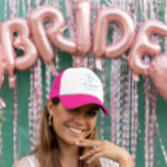Champagner auf Eis | Après Ski Winter Bachelorette Truckerkappe<br><div class="desc">Mit diesem stilvollen Champagner auf Ice Trucker Hut, dem perfekten Accessoire für ein Winterbachelorette-Wochenende, lassen Sie Ihre Après-Ski-Feiern höher schlagen. Mit einem spielerischen Design mit gekreuzten Skiern, Champagner-Gläsern und "Après Ski Club" Text verbindet dieser LKW Spaß und Funktionalität. Die leuchtend rosa Brille verleiht dem Ganzen einen farbenfrohen Pop, während der...</div>