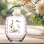 Champagner und Cupcakes Pink Gingham Weinglas Ohne Stiel<br><div class="desc">Niedliches Weinglas, personalisiert mit Ihrem Namen in süß handgeschriebener Schrift. Das Design ist mit einem Band aus rosa und weißem Gingham mit Aquarellbild einer Flasche Champagner oder Sekt, Gläsern, Kuchen und rosa Blume ausgestattet. Bitte durchsuchen Sie meine Cupcakes und Cava Brautparty Collection, um Spiele und Zeichen zu koordinieren, oder schreiben...</div>