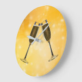 Champagnerbrille-Feier auf glänzendem Gold Große Wanduhr (Winkel)