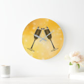 Champagnerbrille-Feier auf glänzendem Gold Große Wanduhr (Zuhause)