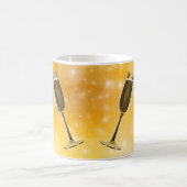 Champagnerbrille-Feier auf glänzendem Gold Kaffeetasse (Mittel)