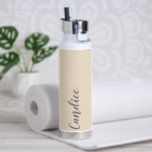 Champagnerfarbe Personalisiert Hochzeit Bridesmaid Trinkflasche<br><div class="desc">Gönnen Sie Ihrer Hochzeitsjury oder Ihrer Trauzeugin diese trendige, vakuumgetränkte Wasserflasche, die ihren Namen in grauer, stilisierter Schrift auf einem Champagnerfarbenhintergrund trägt, der zu Ihrem Hochzeitsfarbenschema passt. Stellen Sie die Flasche nach Belieben durch Bearbeiten und Ersetzen des Namens durch Ihren eigenen Namen ein. Wählen Sie Ihre Wasserflasche. Erhältlich in vielen...</div>